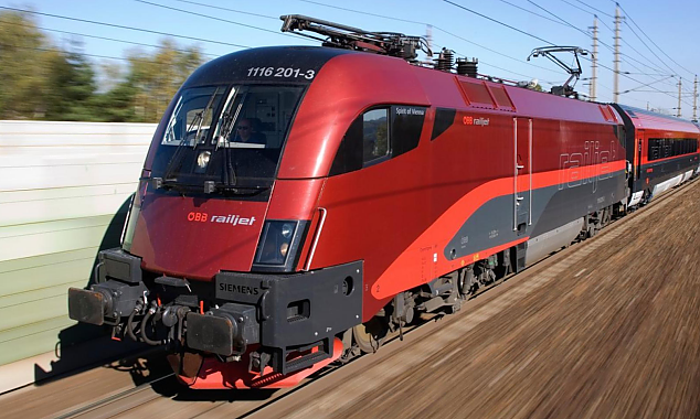 An ÖBB Railjet using Railway Insulators by GIPRO