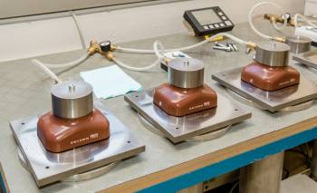 Gas-tightness measurement of bushings